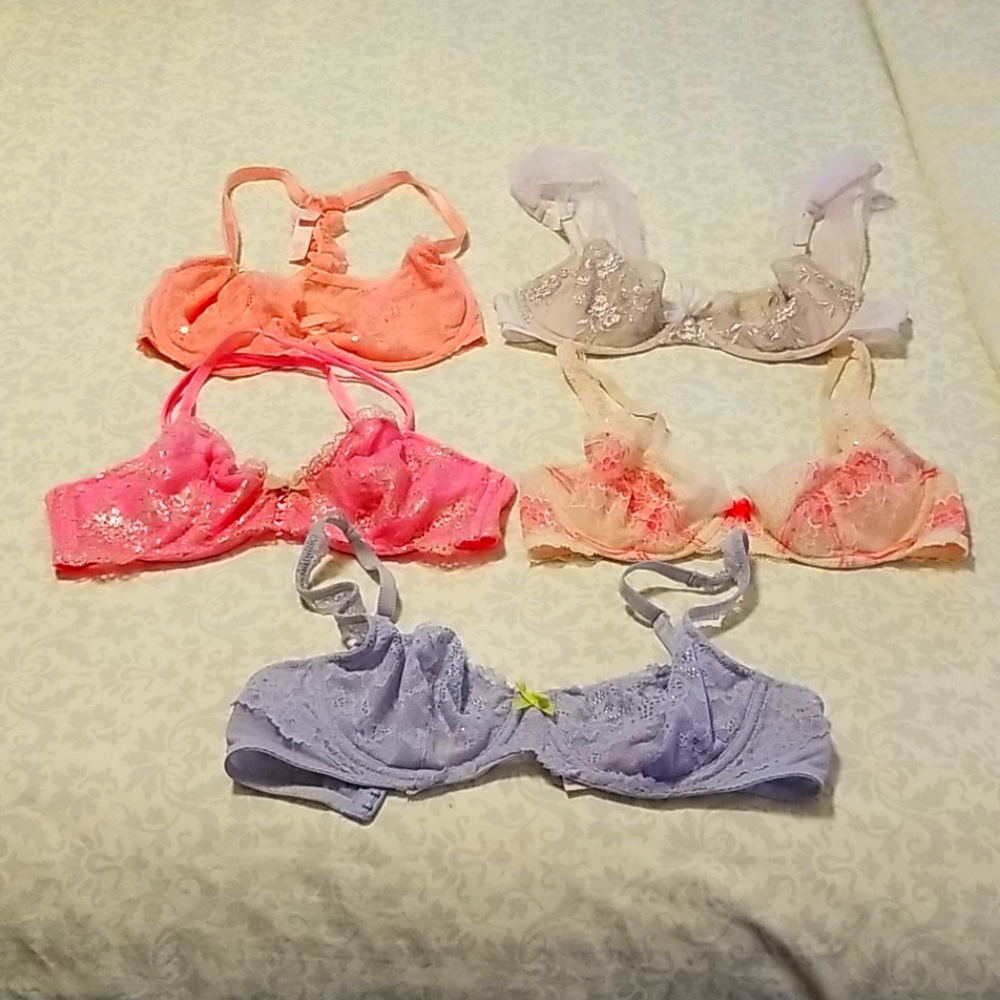 5 lightly worn Victoria Secret 32D lace bras